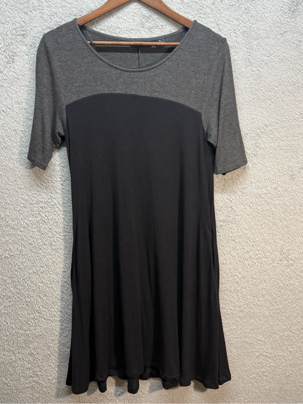 Nina Leonard Gray & Black Color Block Knit Tunic Shift Dress with pockets